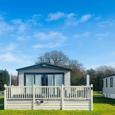 Lakeside Escape With Hot Tub York Exterior photo