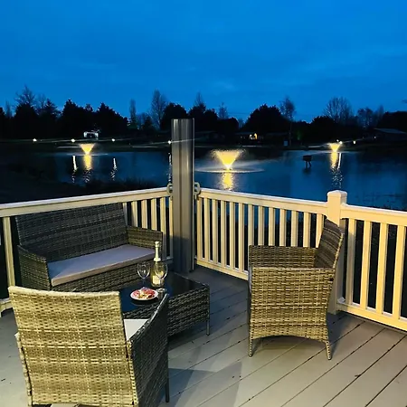 Lakeside Escape With Hot Tub York Exterior photo