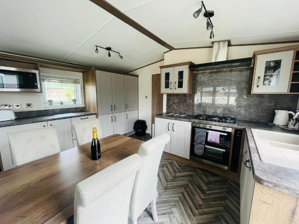 Lakeside Escape With Hot Tub Lodge York