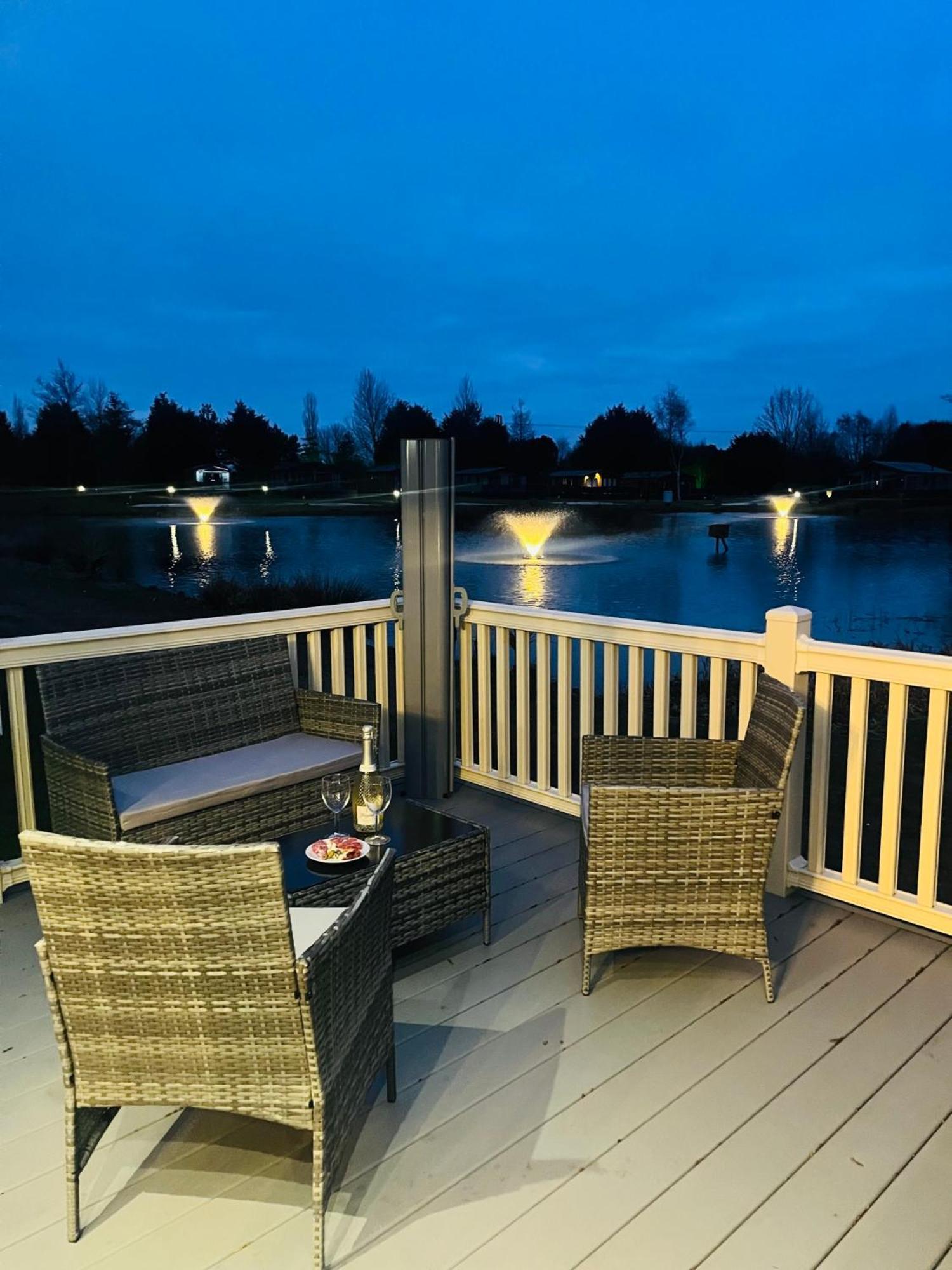 Деревянный коттедж Lakeside Escape With Hot Tub